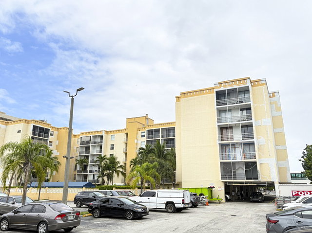 Bayswater Court Condo photo 2